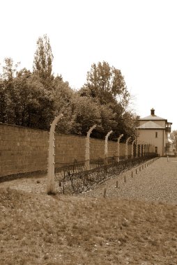 Demir ve tuğla çitlerle çevrili tehlikeli bölge