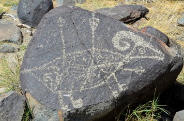 Petroglyph Ulusal Anıtı, Kuzey Amerika 'nın en büyük petrol sahalarından birini koruyor. Volkanik kayalara Amerikan ve İspanyol yerleşimciler Albuquerque, New Mexico