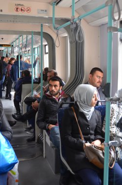 Modern tramvaya binen insanlar