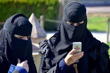 İSTANBUL TURKEY 08 Ekim 2013: Müslümanlar İstanbul şehir merkezinde kadınların peçelerini örttü. Türk hükümeti türban takan kadınların kamu sektöründe çalışmasını yasakladı.