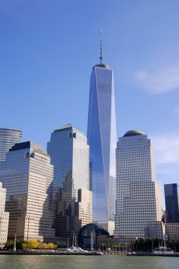 NEW YORK - ECTOBER 24: Lower mahattan ve One World Trade Center veya Freedom Tower 24 Ekim 2013 tarihinde New York City, New York 'ta inşa edilen yeni Dünya Ticaret Merkezi kompleksinin birincil binasıdır.