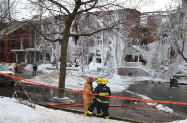 Yangın sonrası ve 50 kişi, Montreal şehir merkezindeki bir apartmanı yerle bir eden büyük bir yangından sonra evsiz kaldı. 1 Mart 2014 'te Montreal Kanada