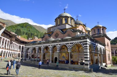 RILA Manastırı, BULGARIA SEPTEMBER 27 Eylül 2013: Rila 'lı Aziz İvan Manastırı, daha çok bilinen adıyla Rila Manastırı 27 Eylül 2013 tarihinde Bulgaristan' ın en büyük ve en ünlü Doğu Ortodoks manastırıdır.