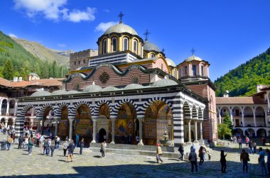 RILA Manastırı, BULGARIA SEPTEMBER 27 Eylül 2013: Rila 'lı Aziz İvan Manastırı, daha çok bilinen adıyla Rila Manastırı 27 Eylül 2013 tarihinde Bulgaristan' ın en büyük ve en ünlü Doğu Ortodoks manastırıdır.