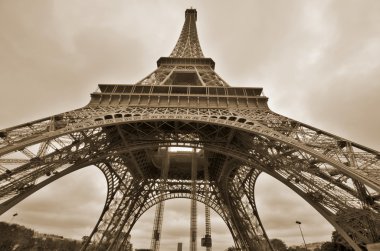 PARIS, FRANCE OKTOBER 14: Eiffel Kulesi (Tour Eiffel) 14 Ekim 2013 'te Paris, Fransa' da. Dünya Fuarı için 1887 ve 1889 yılları arasında inşa edilmiştir (Fuar 1889).).
