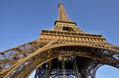 PARIS, FRANCE OKTOBER 14: Eiffel Kulesi (Tour Eiffel) 14 Ekim 2013 'te Paris, Fransa' da. Dünya Fuarı için 1887 ve 1889 yılları arasında inşa edilmiştir (Fuar 1889).).