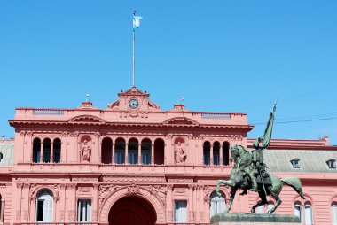 BÜNOS ARGENTINA 125 2011: General Manuel Belgrano anıtı Casa Rosada 'nın (pembe ev) önündeki Arjantin hükümetinin yürütme kolunun resmi koltuğu..