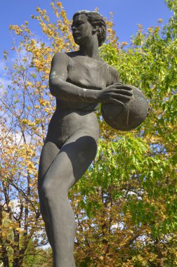 SOFIA BULGARIA 18 Eylül 2013: Bulgaristan 'ın Sofya kentindeki Vasil Levski Ulusal Stadyumu önündeki heykel