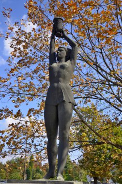 SOFIA BULGARIA 18 Eylül 2013: Bulgaristan 'ın Sofya kentindeki Vasil Levski Ulusal Stadyumu önündeki heykel