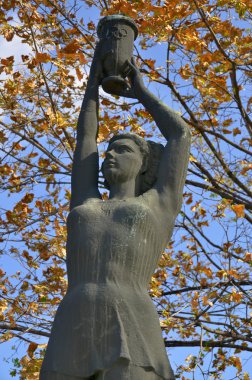 SOFIA BULGARIA 18 Eylül 2013: Bulgaristan 'ın Sofya kentindeki Vasil Levski Ulusal Stadyumu önündeki heykel