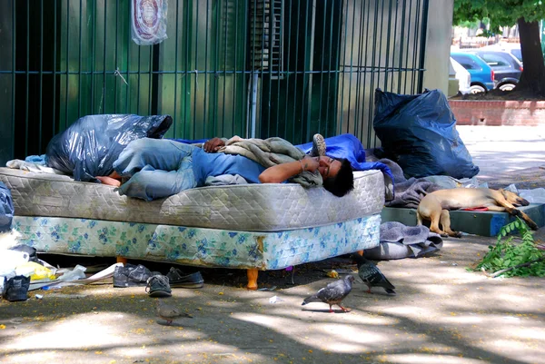 Buenos Aires Argentina Nov Joven Sin Hogar Descansa Parque Noviembre — Foto de Stock