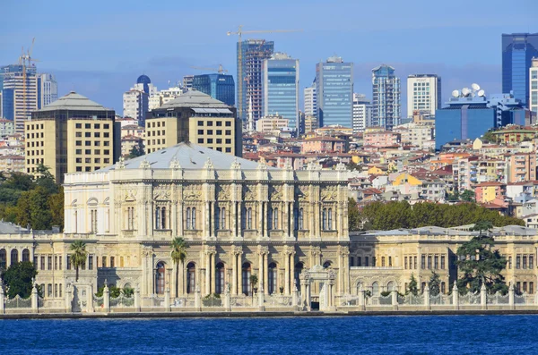 Istanbul Turkey 10月02日 トルコのイスタンブールで2013年10月02日にDolmabahce宮殿 ドルマバハース宮殿はオスマン帝国の第31代スルタン アブドゥルメシド1世によって命じられ 1843年から1856年の間に建設された — ストック写真