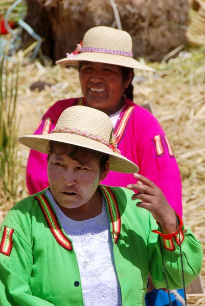 Puno Peru Nov Unidentified Women Traditional Dresses Welcome Tourists Uros — Stock Photo, Image