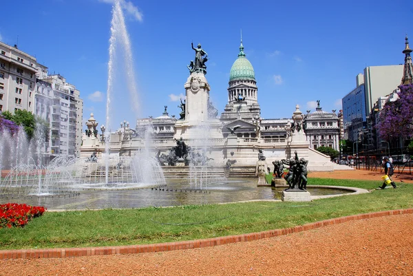 コングレスプラザはアルゼンチンのブエノスアイレスで開催されるアルゼンチン議会に面した公園である この広場は 国会議事堂の東側に隣接する3つの広場からなるオープンスペースの一部です — ストック写真