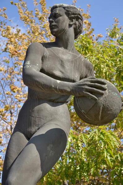 SOFIA BULGARIA 18 Eylül 2013: Bulgaristan 'ın Sofya kentindeki Vasil Levski Ulusal Stadyumu önündeki heykel