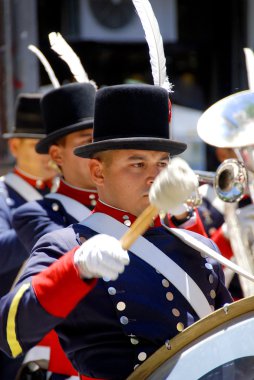 BUENOS ARGENTINE 17 Kasım 2011 'de Arjantin' in Buenos Bölgesi 'ne gelen İtalyan göçmenlerin anısına asker kostümlü genç adamlar