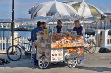 şehirde bir bisiklet ile insanlar
