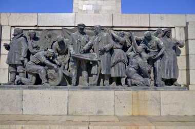 SOFYA, BULGARIA - 23 Eylül 2013 'te Bulgaristan' ın Sofya kentindeki Sovyet Ordusu anıtının ayrıntıları. 1954 yılında inşa edilen anıt Sofya 'nın en büyük parklarından birine komuta ediyor..