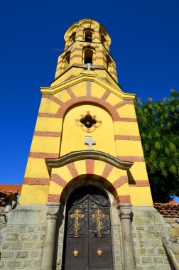 Gökyüzünün arka planında eski bir manastır