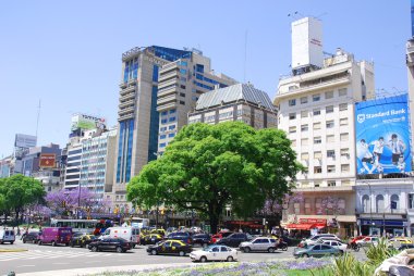 BÜNOS ARGENTINA 29: Plaza de Avenida 9 de Julio, Arjantin 'in Buenos Aires şehrinde yer alan bir caddedir. Adı Arjantin 'in Bağımsızlık Günü onuruna 9 Temmuz 1816. 29 Kasım 2011 'de