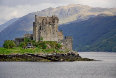 Eilean Donan Kalesi, İskoçya 'nın batısındaki Loch Duich Gölü' nde küçük bir adadır. Bir yaya köprüsü ile anakaraya bağlıdır ve Dornie köyünden yaklaşık 800 metre uzaktadır.
