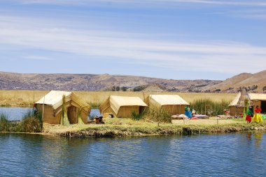 Titicaca, 28 Kasım 2010 tarihinde Puno Peru 'da yüzen sazlıklardan oluşan 44 veya daha fazla yapay adadan oluşan Uros' ta yaşayan bir nüfus için dikkat çekicidir..