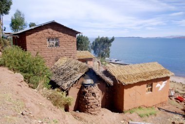 Dağlarda eski bir ev.