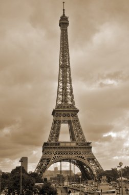 PARIS, FRANCE ECTOBER 12: Eiffel Kulesi (Tour Eiffel) 12 Ekim 2013 'te Paris, Fransa' da. Dünya Fuarı için 1887 ve 1889 yılları arasında inşa edilmiştir (Fuar 1889).)