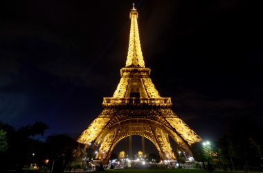 PARIS, FRANCE OKTOBER 14: The Eiffel Tower (Tour Eiffel) 14 Ekim 2013 'te Paris, Fransa' da gece. Dünya Fuarı için 1887 ve 1889 yılları arasında inşa edilmiştir (Fuar 1889).).