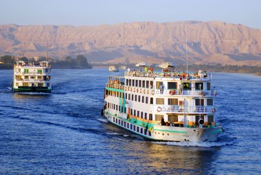Aswan Mısır 25 Kasım: Mısır 'ın Aswan yakınlarındaki Nil nehri üzerindeki turizm teknesi, 25 Kasım 2010.Turizm Mısır' ın en önemli sektörlerinden biridir. 2008 yılında Mısır 'ı 12,8 milyondan fazla turist ziyaret etti