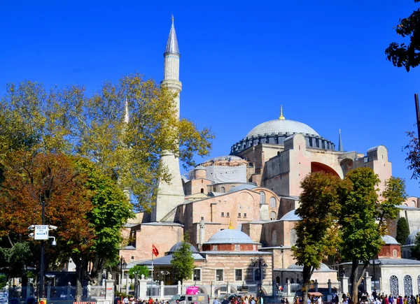 在土耳其伊斯坦布尔的黄昏 著名的历史地标和世界奇迹的照耀下 拜占庭索菲亚大教堂的建筑闪烁着光芒 — 图库照片