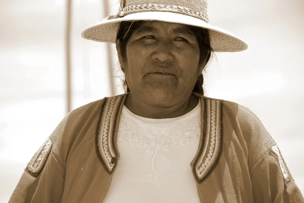 Puno Peru Nov 身着传统服装的身份不明的妇女欢迎游客来到秘鲁普诺的乌罗斯岛 2010年 乌鲁斯人是印加人以前居住在42个自成一体的漂浮岛屿上的民族 — 图库照片