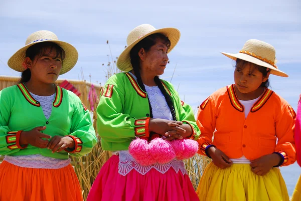 Puno Peru Nov Geleneksel Elbiseli Tanımlanamayan Kadınlar Uros Adası Puno — Stok fotoğraf