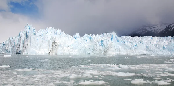 Zamrzlý Vodopád Horách — Stock fotografie