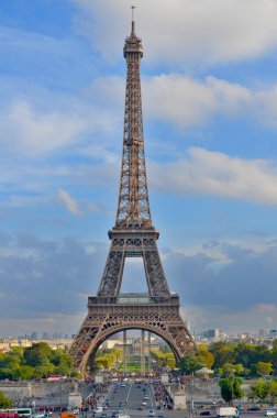 PARIS, FRANCE ECTOBER 12: Eiffel Kulesi (Tour Eiffel) 12 Ekim 2013 'te Paris, Fransa' da. Dünya Fuarı için 1887 ve 1889 yılları arasında inşa edilmiştir (Fuar 1889).).
