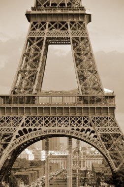 PARIS, FRANCE ECTOBER 12: Eiffel Kulesi (Tour Eiffel) 12 Ekim 2013 'te Paris, Fransa' da. Dünya Fuarı için 1887 ve 1889 yılları arasında inşa edilmiştir (Fuar 1889).).