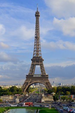 PARIS, FRANCE OKTOBER 14: Eiffel Kulesi (Tour Eiffel) 14 Ekim 2013 'te Paris, Fransa' da. Dünya Fuarı için 1887 ve 1889 yılları arasında inşa edilmiştir (Fuar 1889).).