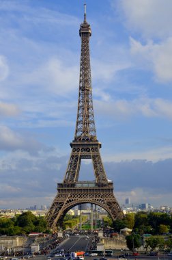 PARIS, FRANCE OKTOBER 14: Eiffel Kulesi (Tour Eiffel) 14 Ekim 2013 'te Paris, Fransa' da. Dünya Fuarı için 1887 ve 1889 yılları arasında inşa edilmiştir (Fuar 1889).). 