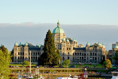 Britanya Kolombiya Parlamentosu binaları Victoria, British Columbia, Kanada 'da bulunmaktadır ve Britanya Kolumbiyası Yasama Meclisi' ne ev sahipliği yapmaktadır..