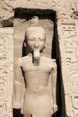 Abu Simbel tapınakları, Güney Mısır 'ın Nubia kentindeki Abu Simbel' de bulunan iki büyük kaya tapınağıdır. Aswan 'ın yaklaşık 230 km güneybatısındaki Nasser Gölü' nün batı kıyısında yer almaktadır..