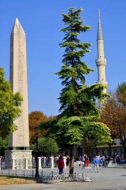 İSTANBUL TURKEY 26 Eylül 2013 tarihinde İstanbul, Türkiye 'de antik Hipodrom' da Mavi Cami (Sultanahmet Camii) yakınlarında bulunan Theodosius Obelisk (Mısırlı Obelisk). 