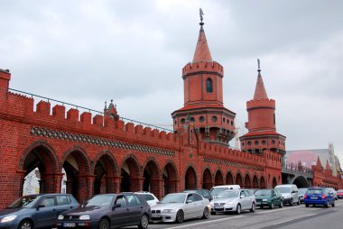 Berlin-21 Mayıs: Oberbaumbruecke 21 Mayıs 2010 'da Berlin, Almanya' da. Oberbaum Köprüsü, Berlin 'in Spree Nehri' ni geçen ve şehrin simgelerinden biri olarak kabul edilen çift katlı bir köprüdür..