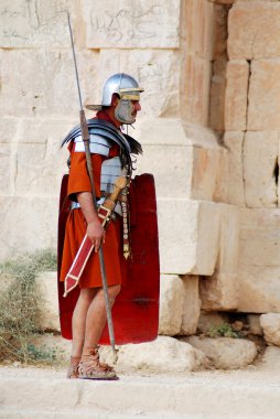 25 Kasım 2009 'da Ürdünlü erkekler, Ürdün' ün başkenti Jerash 'ta bir Roma ordusunun yeniden canlandırma gösterisi sırasında Romalı asker gibi giyindiler.