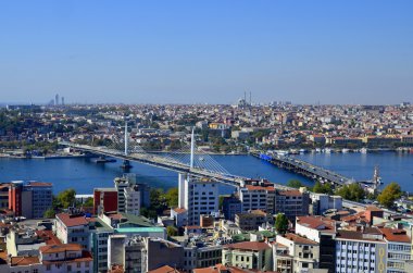 Galata Karakolu 'ndaki Atatürk Köprüsü ve ortaçağ Galata Kulesi' nden tarihi mimari. Ekim 07, İstanbul, Türkiye 