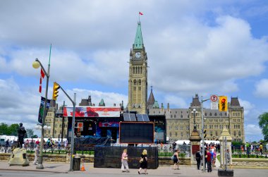Ottawa, Kanada, 30 Haziran: Parliament Hill 'de Sahne 30 Haziran 2013' teki 1 Temmuz Kanada Günü gösterisi için hazırlanıyor, Ottawa, Ontario.