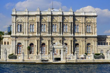 İSTANBUL TURKEY OCT 02: Dolmabahçe Sarayı, 02 Ekim 2013 İstanbul, Türkiye. Dolmabahce Sarayı, Osmanlı İmparatorluğu 'nun 31. Sultanı Abdülmecid I tarafından 1843 ve 1856 yılları arasında inşa edilmiştir..
