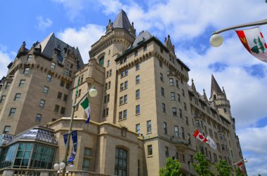 OTTAWA, CANADA - 30 Haziran 2013 'te Ottawa, Kanada' da Chateau Laurier Hotel. Bu şatoya Kanada 'nın eski başbakanı Sir Wilfred Laurier' in adı verildi..