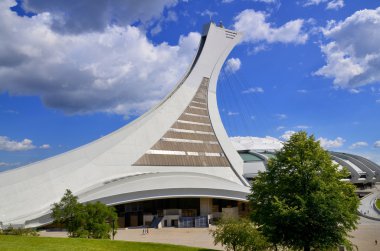 Montreal Kanada 10 Ağustos 2013 'te Montreal Olimpiyat Stadyumu ve 10 Ağustos 2013' te kule. Dünyanın en yüksek eğimli kulesi. Olimpiyat turu 175 metre uzunluğunda ve 45 derecelik açıyla yapılıyor.