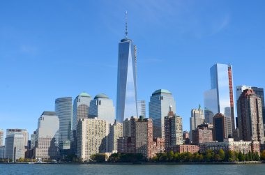 NEW YORK - ECTOBER 24: Lower mahattan ve One World Trade Center veya Freedom Tower 24 Ekim 2013 tarihinde New York City, New York 'ta inşa edilen yeni Dünya Ticaret Merkezi kompleksinin birincil binasıdır.  