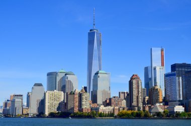  NEW YORK - OCTOBER 24: Lower Manhattan ve One World Trade Center veya Freedom Tower 24 Ekim 2013 'te New York City, New York' ta inşa edilen yeni Dünya Ticaret Merkezi kompleksinin ana binasıdır.  